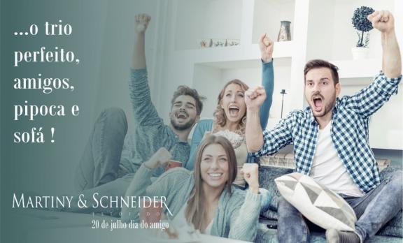 ...o trio perfeito, amigos, pipoca e sof�!